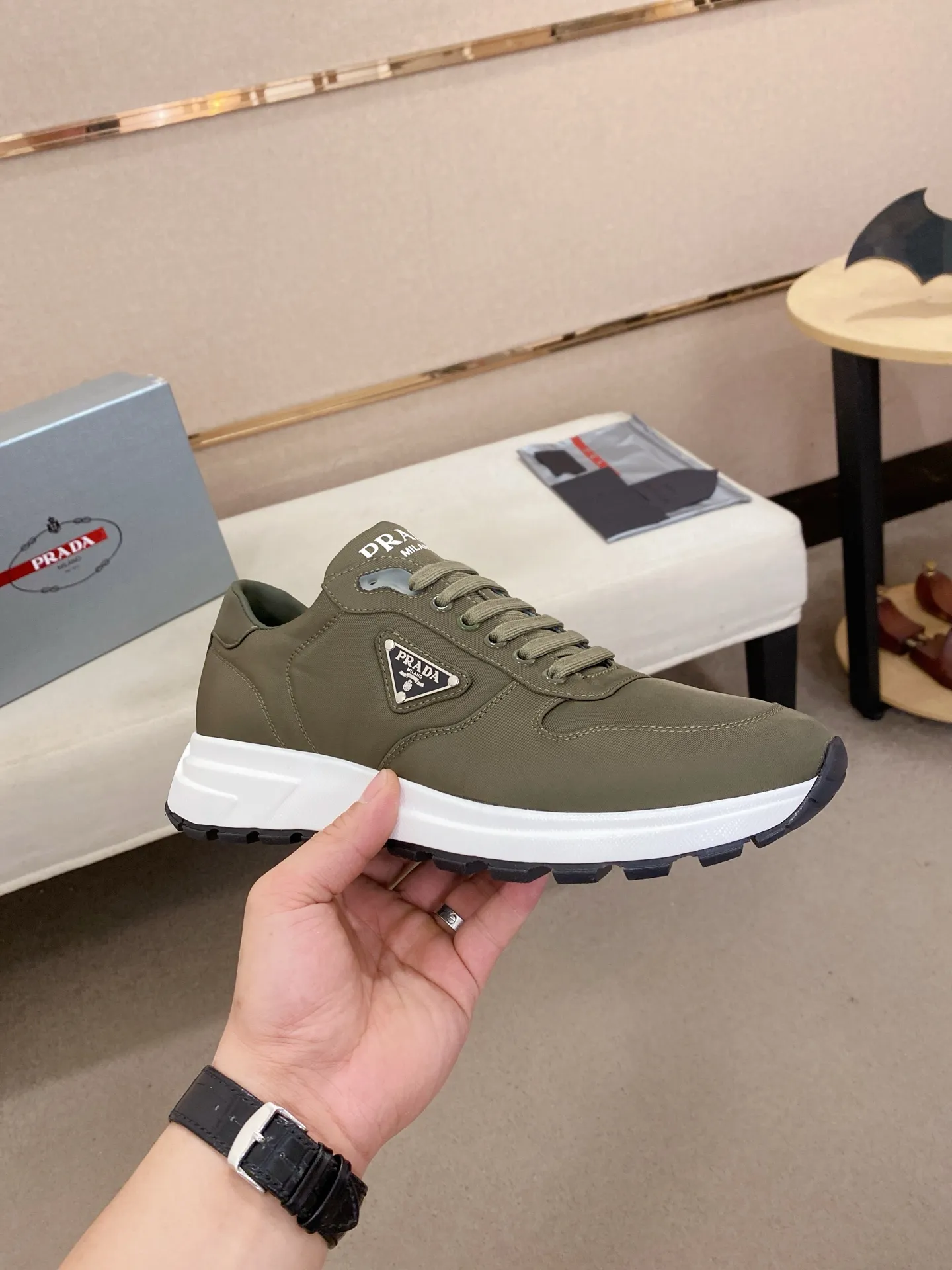 Factory price 540💰 ✔️✔️✔️High version High-quality new PRADA counters are on the market at the same time. The new men's shoes and 😘fabrics are selected from imported first-layer cowhide and are made by pure handcrafts. Lining: Full cowhide lining. 👍🏿 High-end ☄️ air-cushion molded anti-slip rubber outsole, exquisite lines, simple and elegant, comfortable and high-end for leisure travel. Code number: 38 to 44